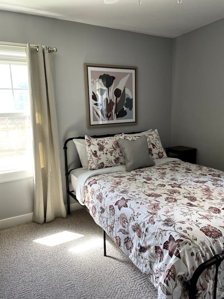 Ცალკე საძინებელი ნომერი 1 საწოლით.