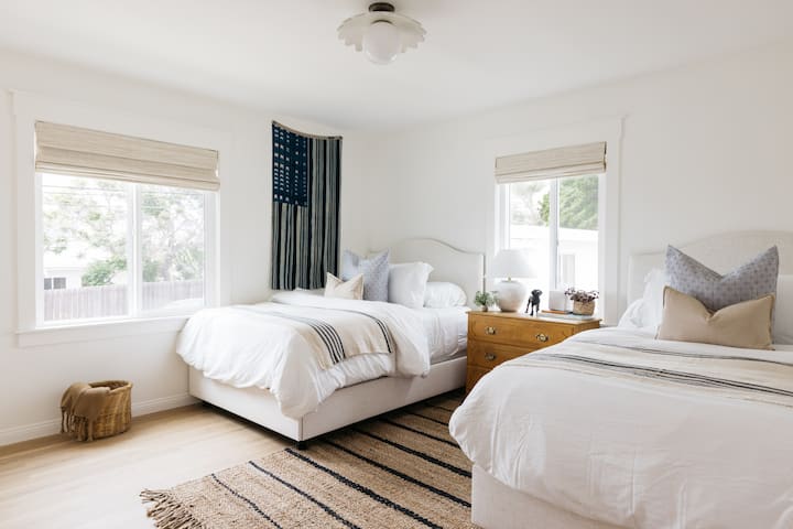 חדר שינה שלוש, שתי מיטות בגודל מלא