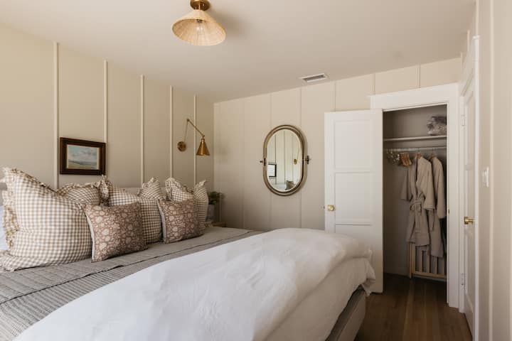 חדר שינה שני, מיטת קינג, חלוקים ומתלה מזוודות!