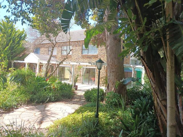 Guesthouse in Constantia to Rent – sleeps 8