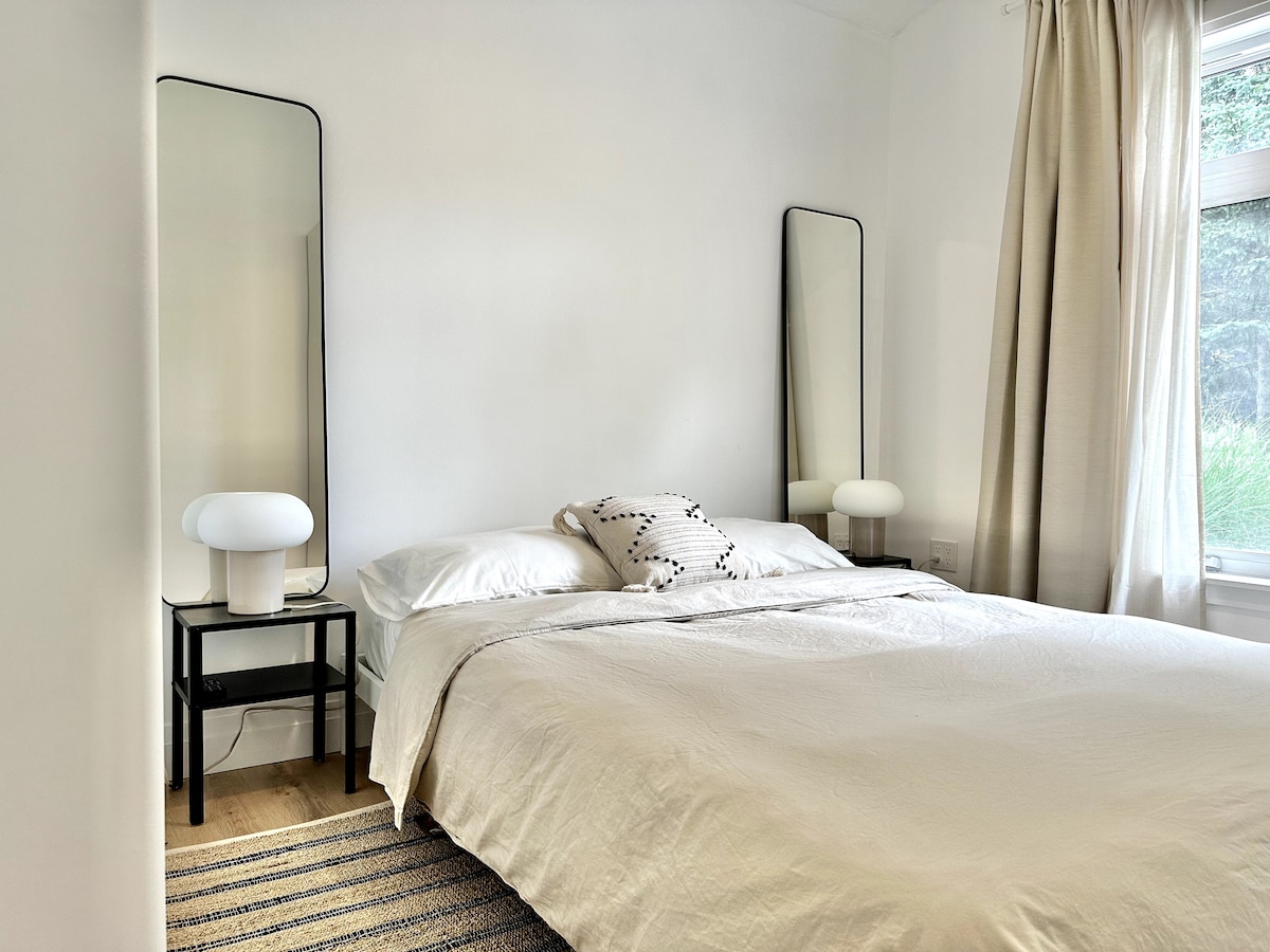 Имайте сладки сънища в спалнята с двойно легло с затъмнени завеси, за да предпазите от сутрешната слънчева светлина. 