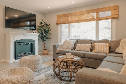 Boho Hideaway Retreat w/ Hot Tub & Sauna!