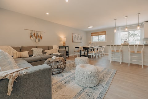 Boho Hideaway w/ Hot Tub, Sauna & Games