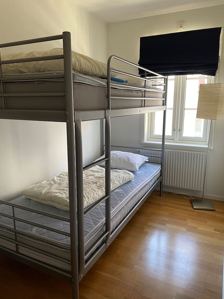 Chumba cha kulala cha 2 , mlango kupitia chumba kikuu cha kulala