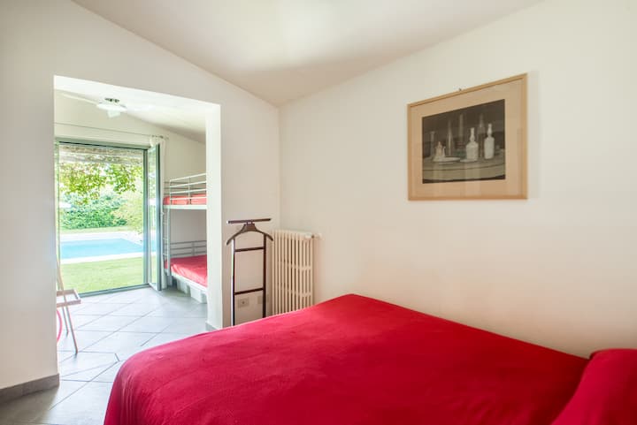 Dormitorio 3: cama francesa + litera.