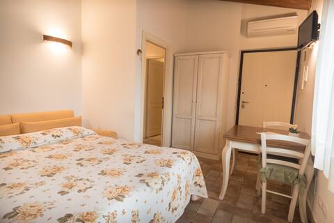 Elegant studio apartment for two a few kilometers from Assisi
