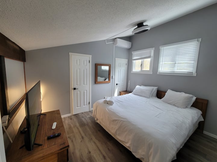 Camera da letto al piano 2 con LETTO KING-SIZE Aria condizionata , luce STylish e ventilatore. SMART TV e porta con serratura per la privacy.