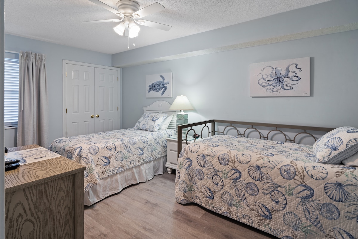 שתי מיטות זוגיות ומתחת לאחת מהן.