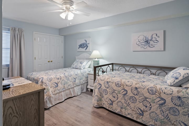 2 Vitanda pacha na trundle chini ya mmoja wao.