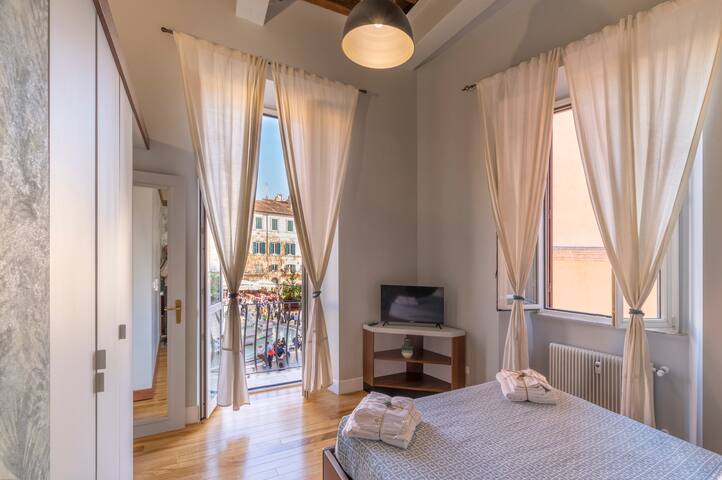 Navona Charming Balcony gallery image 2