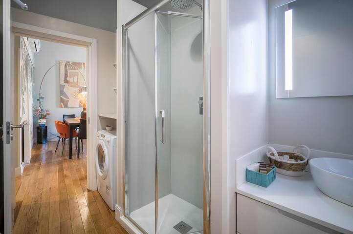 Navona Charming Balcony gallery image 5