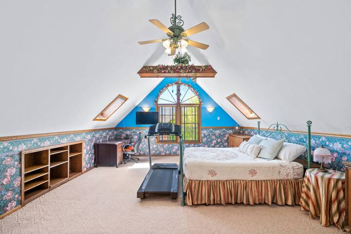 Warm & Welcoming – St. Bens, Jacuzzi, EV Parking gallery image 4