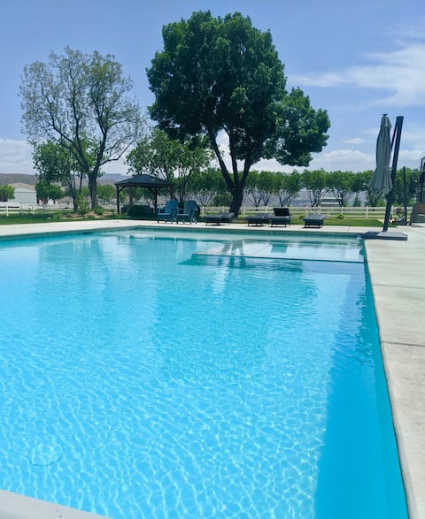 The Manor~Heated Pool~Sports Ct~Bowling~Fire Pit