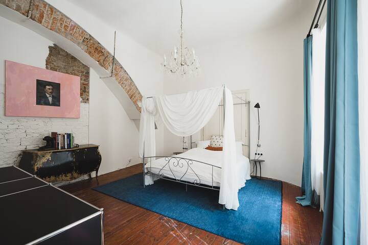 King Charles Apartment gallery image 3