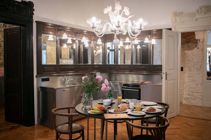 King Charles Apartment gallery image 2