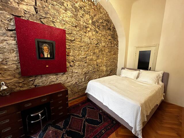 King Charles Apartment gallery image 4