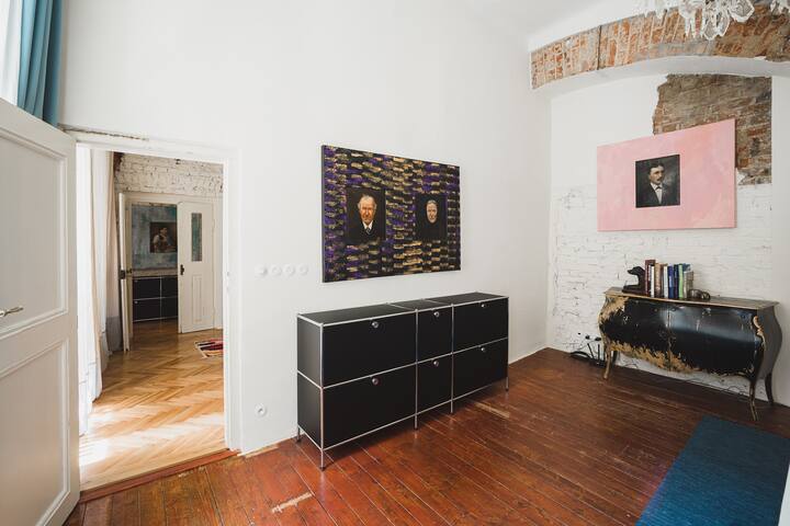 King Charles Apartment gallery image 5