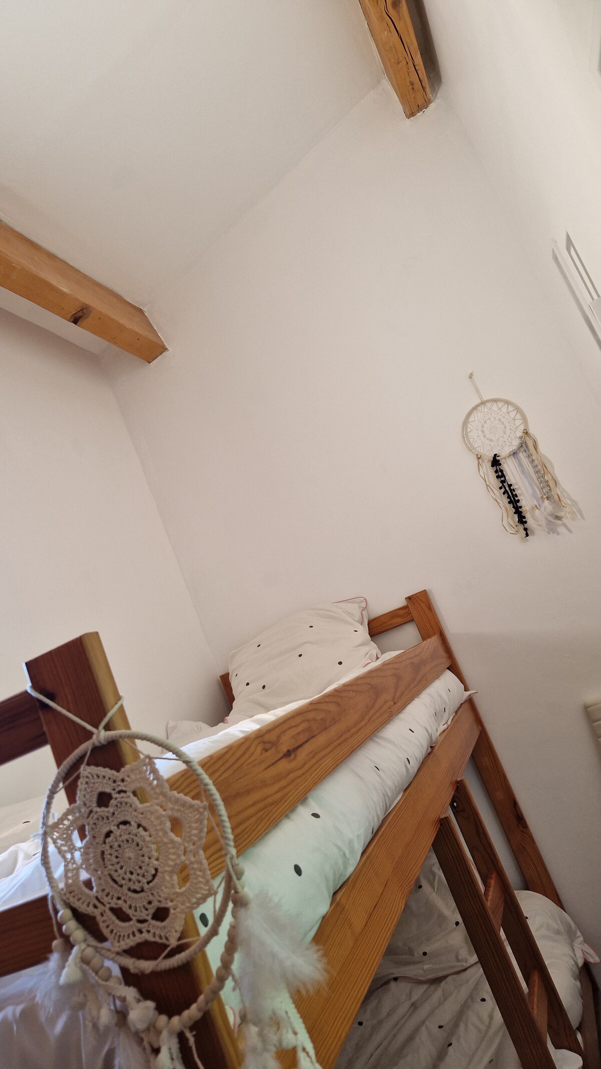 ห้องนอนที่สองมีขนาดเล็กกว่าพร้อมเตียงสองชั้น (นอนได้ 2 คน)