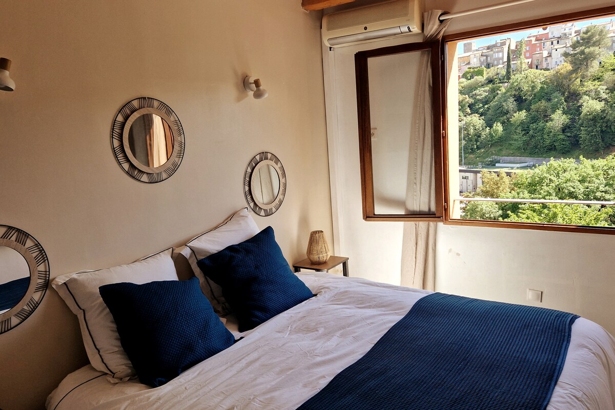 ห้องนอน 1: เตียงคิงไซส์หนึ่งเตียง (180X200) สะดวกสบาย