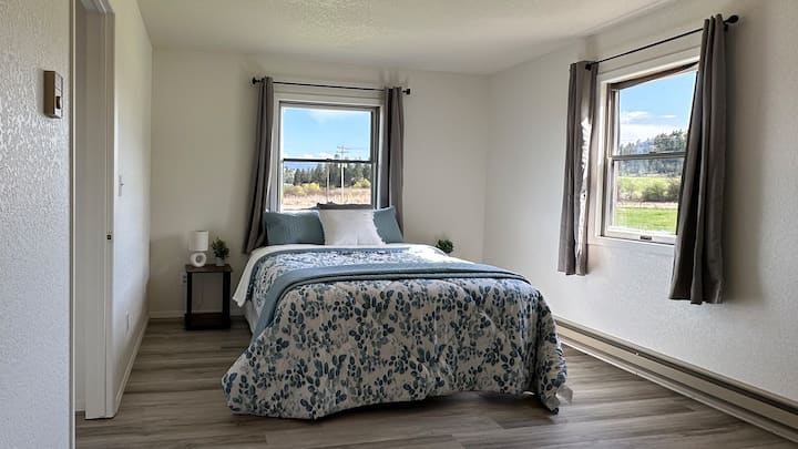 Guest room with queen size bed.