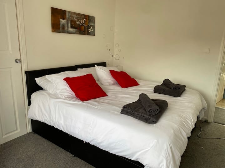 Основната спалня е разположена като легло Super King. 