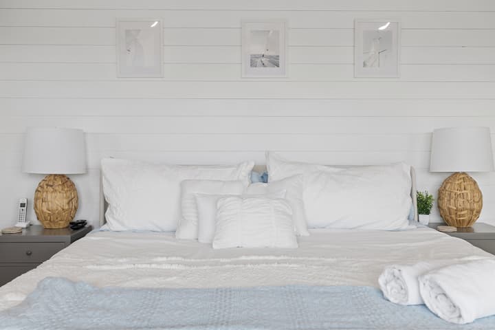 主卧室最近购买了特大号床、智能电视和套房卫生间。