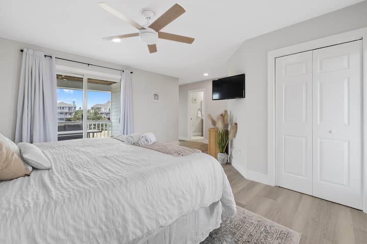 3号卧室配备了最近购买的2米宽双人床、智能电视和套内卫生间。