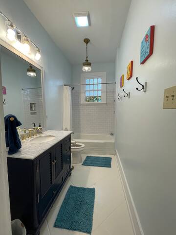 3 Royal Blondes gallery image 5