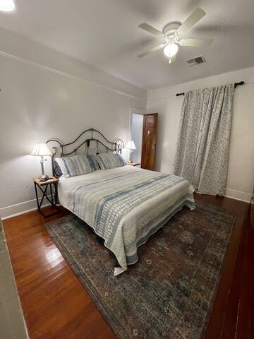 3 Royal Blondes gallery image 3