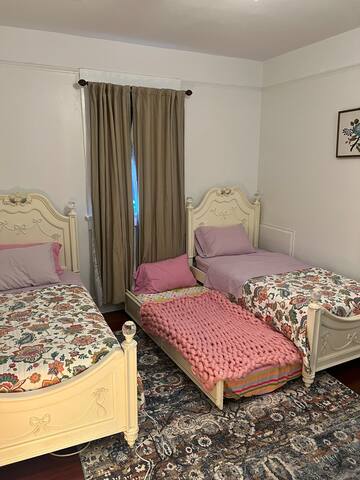 3 Royal Blondes gallery image 4