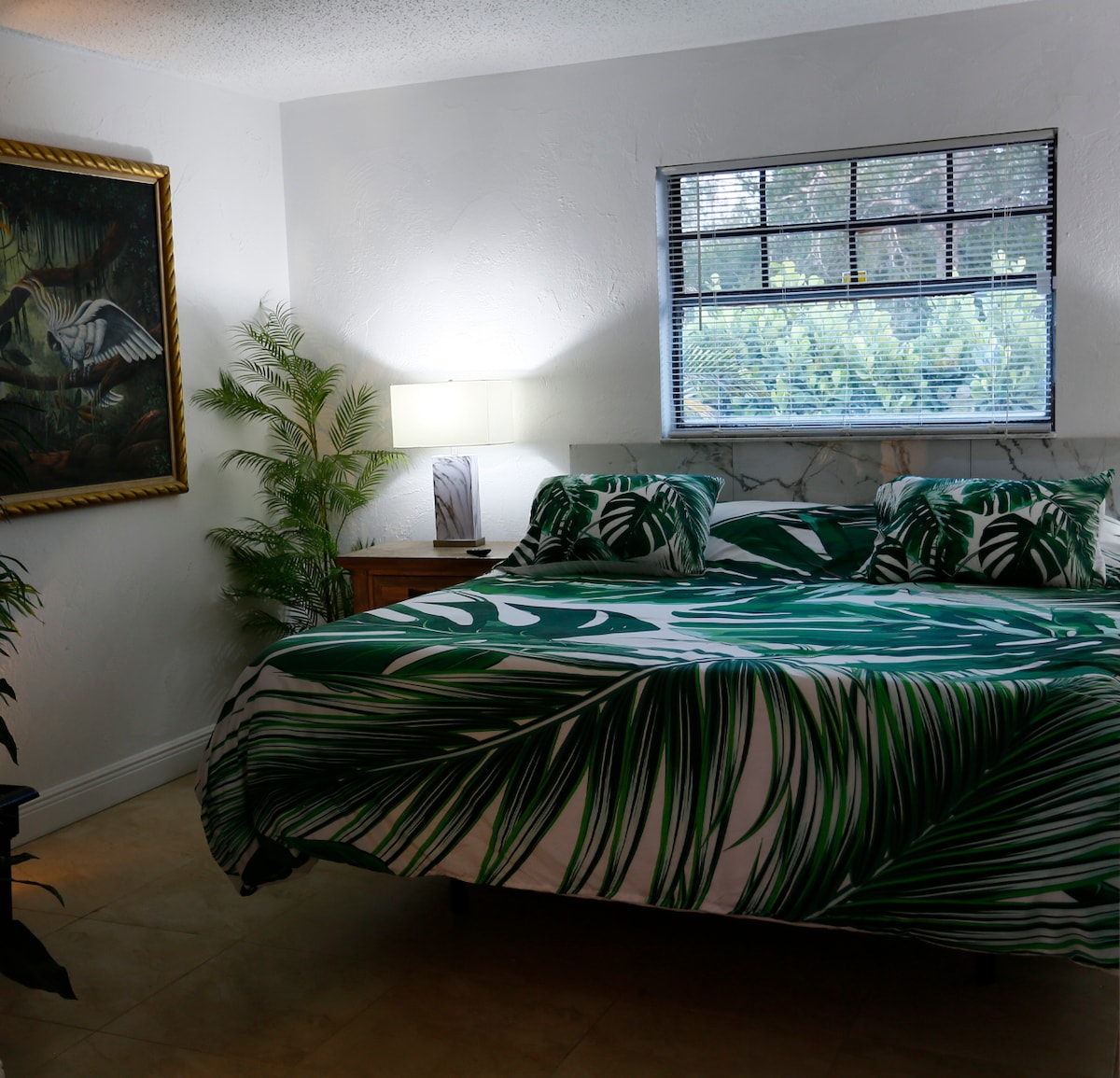 Kitanda cha ukubwa wa kifalme kinaweza kurekebishwa ili kukufaa chaguo lako binafsi kwa ajili ya kulala usiku wa kupumzika na starehe.