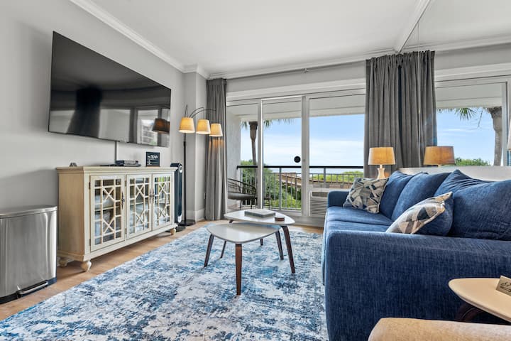 Просторот за живеење има 75-инчен паметен телевизор, кауч на спуштање со брачен кревет со надграден гел душек, стол и спектакуларен поглед на океанот! 