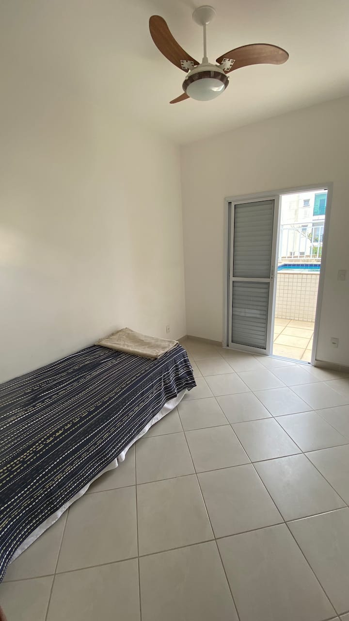 غرفة النوم الثانية - سرير فردي + مرتبة