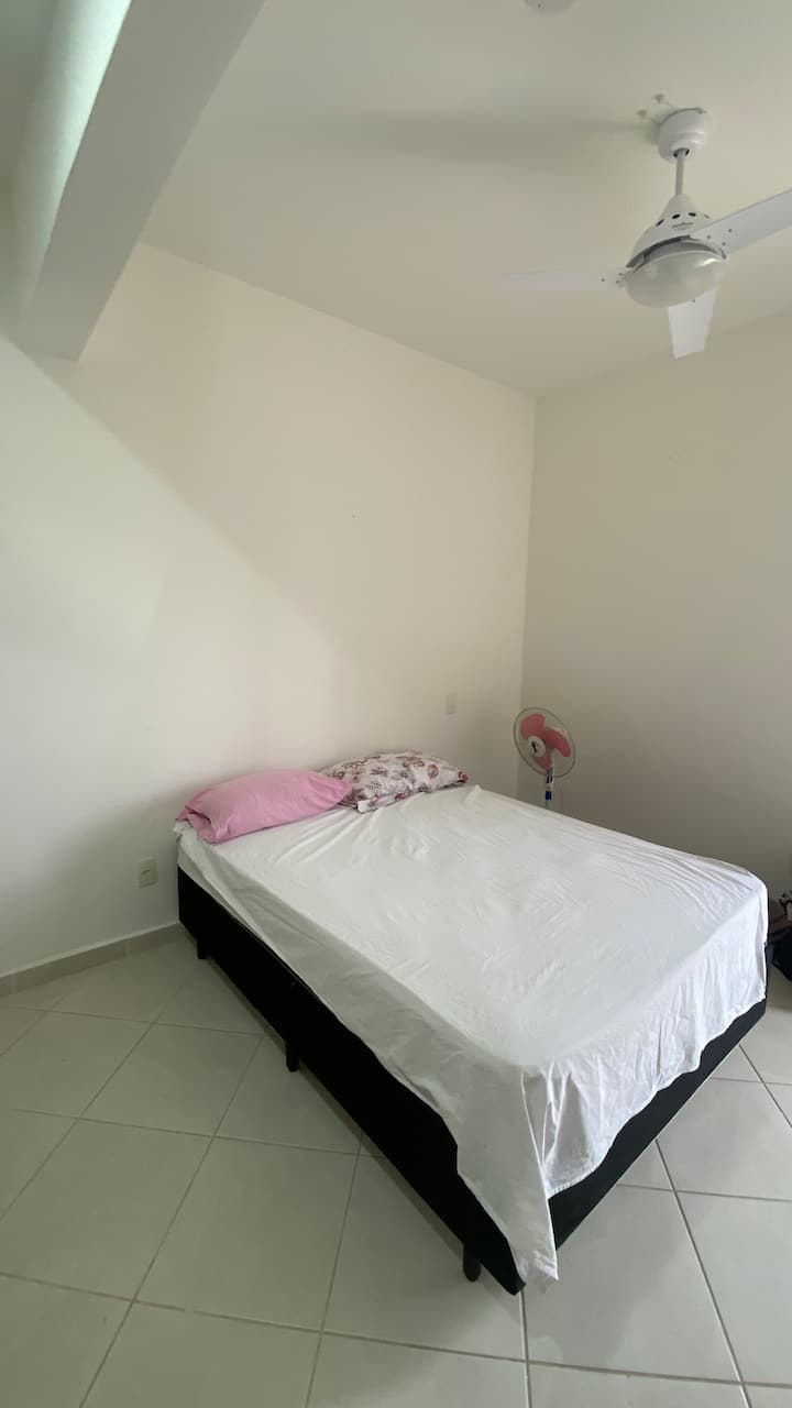 غرفة النوم الثالثة - جناح رئيسي مع حمام كامل وسرير مزدوج