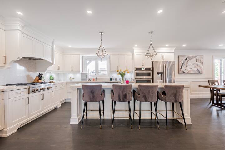 Beautiful Oasis In the city with Heated Pool gallery image 4