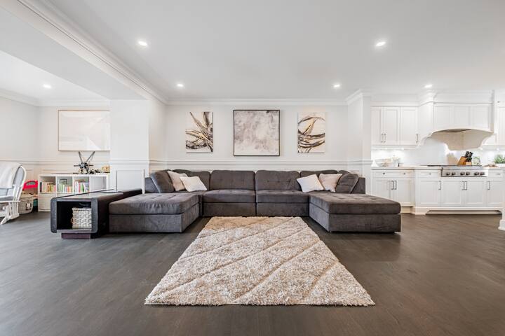 Beautiful Oasis In the city with Heated Pool gallery image 3