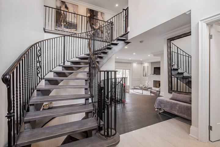 Beautiful Oasis In the city with Heated Pool gallery image 2