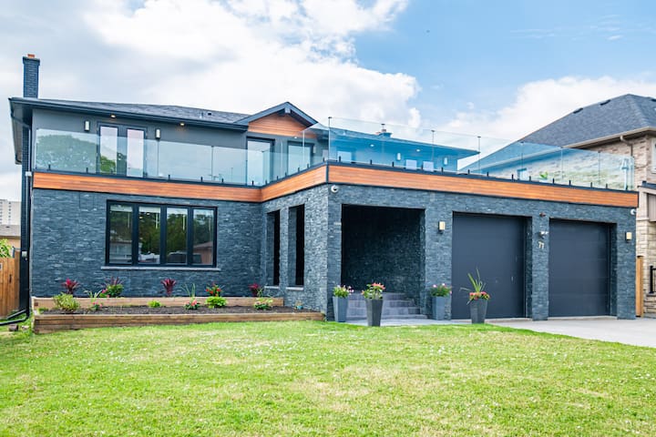 Beautiful Oasis In the city with Heated Pool