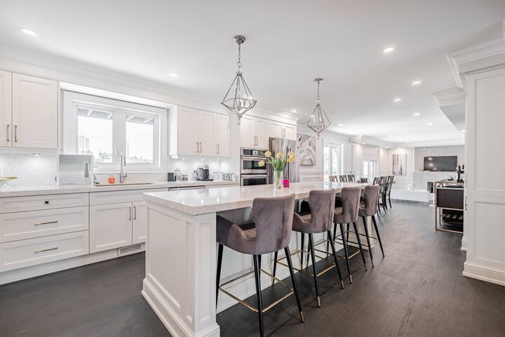 Beautiful Oasis In the city with Heated Pool gallery image 5