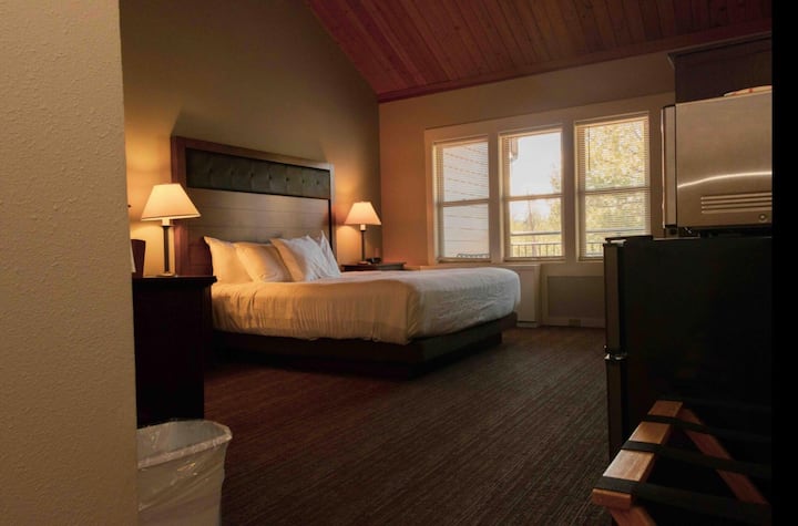 Esta es una suite con cerradura con su propia mini nevera, baño, cama grande y cómoda tamaño king y balcón. ¡Maravilloso espacio!