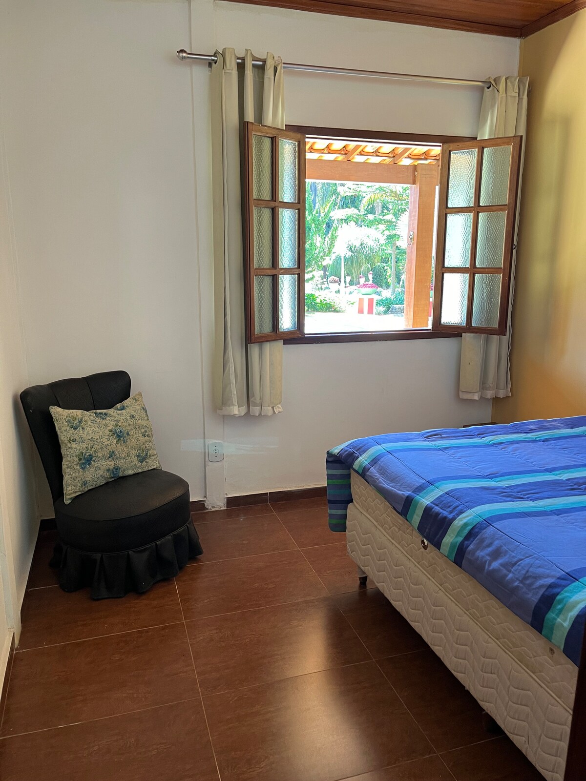 ห้องนอนที่สองของเราห้องแรกทางขวามือ ห้องพักพร้อมวิวสวยงาม