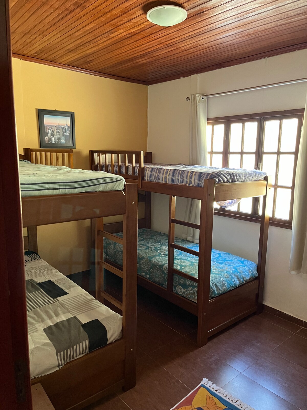 ห้องแรกของเราทางซ้ายของโถงทางเดิน มีเตียงสองชั้น 4 หลัง