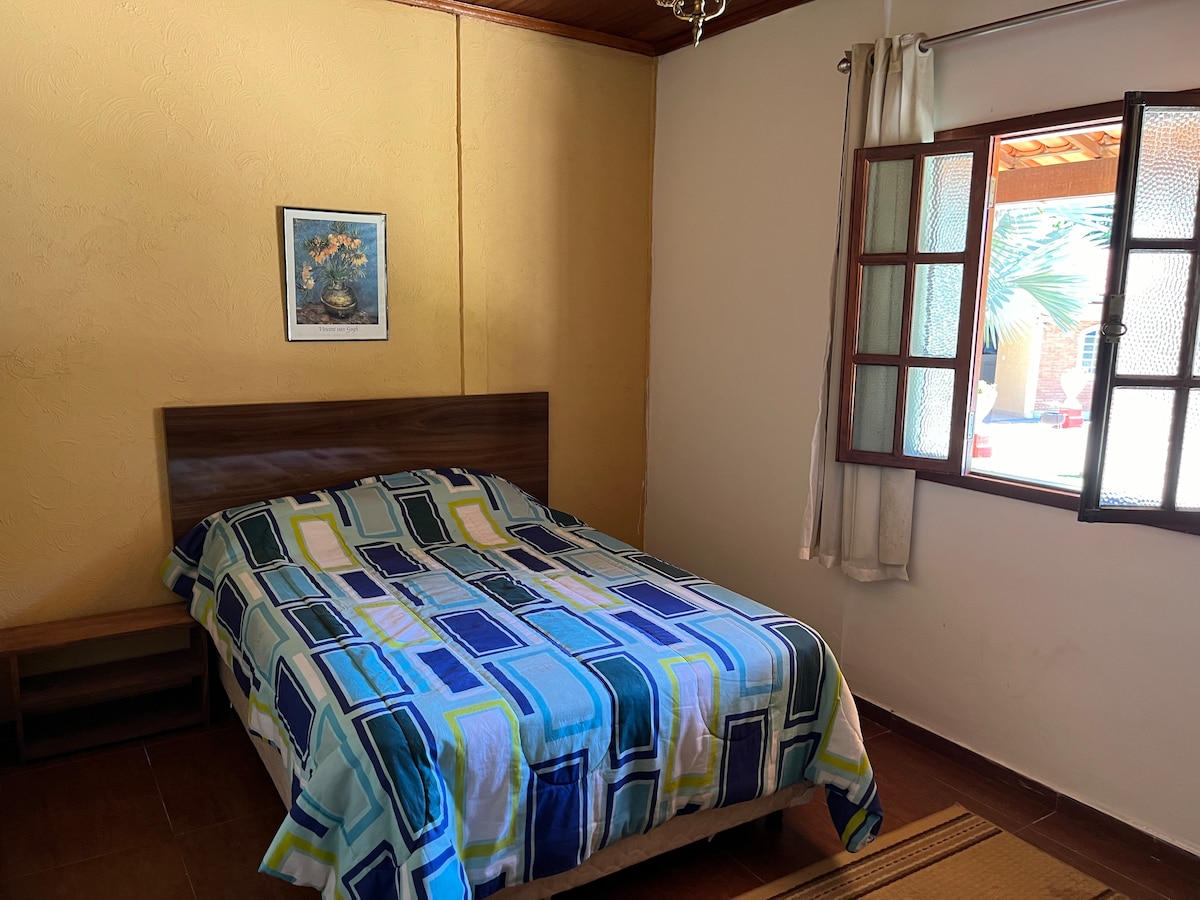 ห้องสุดท้ายของเราห้องสวีทที่สวยงามมองเห็นสระว่ายน้ำและพื้นที่กลางแจ้ง