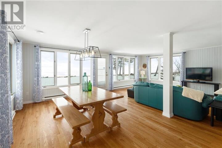 East Coastal- Waterfront Cottage gallery image 3