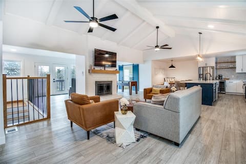 Popular Airbnb listing: Lake Texoma Retreat - Game Room - Pools -Sleeps 14 in Preston