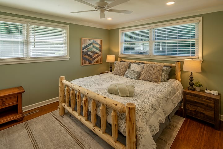 2nd Bedroom.  New 12" King Memory Foam Mattress. Solis Wood Bed Frame. 55" Smart TV with Roku. En Suite Bathroom option with Shower/Tub. Sound machine in all bedrooms.