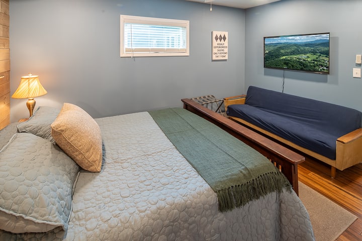 3rd Bedroom.  New 12" Queen Memory Foam Mattress. Solis Wood Bed Frame. 55" Smart TV with Roku. En Suite Bathroom with Shower.  Day Bed. Extra Large Closet with electrical for Pack-N-Play.  (1 Pack-N-Play Provided). Sound machine in all bedrooms.