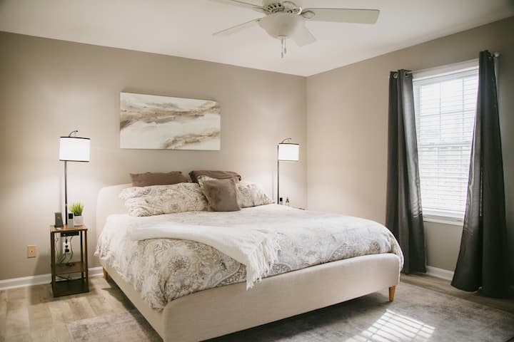 มาสเตอร์พร้อมเตียง Sleep Number  "นอนหลับฝันดีที่สุด !"
สมาร์ททีวีและ AppleTV  พื้นที่นั่งเล่นโต๊ะข้างเตียงแบบชาร์จไฟคู่ 