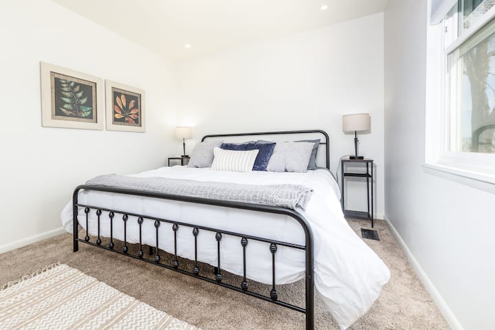 ห้องนอนเตียงคิงไซส์หลังที่