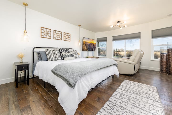 ห้องนอนใหญ่กว้างขวางพร้อมมุมทีวีส่วนตัว